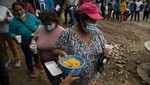 Người dân xếp hàng tại một nơi phát chẩn đồ ăn ở Peru. Ảnh: AFP 