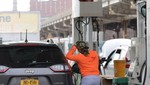 Một người mua xăng tại trạm ở Manhattan, New York (Mỹ). Ảnh: Reuters