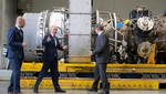 Thủ tướng Đức Olaf Scholz (giữa) kiểm tra tuabin của đường ống Nordstream 1 ở Mülheim vào ngày 3/8/2022. Ảnh: AP