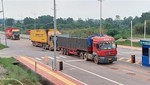 Xe vận chuyển hàng hóa qua Cửa khẩu quốc tế Móng Cái. (Ảnh: Văn Đức/TTXVN)