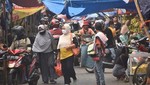 Người dân tại một khu chợ ở Bekasi (Indonesia). (Ảnh: AFP/TTXVN)