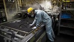 Công nhân làm việc tại một nhà máy ở Otawara, tỉnh Tochigi, Nhật Bản. Ảnh: AFP/TTXVN