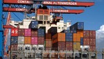 Bốc dỡ hàng hóa từ tàu contener tại cảng ở Hamburg, miền Bắc Đức. Ảnh tư liệu: AFP/TTXVN