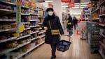 Người dân mua sắm tại một siêu thị ở London, Anh. (Ảnh: AFP/TTXVN)