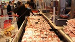 Khách hàng chọn mua thịt lợn tại siêu thị. Ảnh minh họa: TTXVN