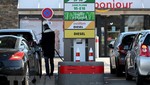 Bơm xăng cho các phương tiện tại trạm xăng ở Marseille, Pháp. Ảnh: AFP/TTXVN