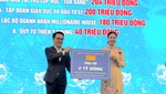 Đại diện lãnh đạo Tập đoàn T&T Group (trái) trao ủng hộ 2 tỷ đồng cho Trung tâm công tác xã hội và Quỹ bảo trợ trẻ em Hà Nội nhằm hỗ trợ trẻ em có hoàn cảnh đặc biệt, hoàn cảnh khó khăn.