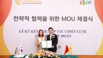 Bà Kim Ju Won, Phó Chủ tịch DB Group và ông Đỗ Vinh Quang, Phó Chủ tịch T&T Group trao đổi thỏa thuận hợp tác chiến lược giữa 2 tập đoàn.