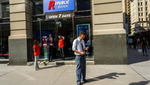 Ngân hàng Republic First Bank bị đóng cửa vào hôm 26/4. Ảnh: Reuters