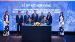 Ông Trương Văn Phương - Giám đốc Công ty EPS và ông Phạm Hồng Tiến - Tổng Giám đốc Công ty TNHH Điện lực Hiệp Phước ký kết hợp đồng.