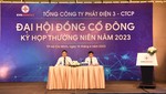 Chủ toạ ĐHĐCĐ thường niên 2023: Từ trái qua ông Đinh Quốc Lâm- Chủ tịch HĐQT, ông Lê Văn Danh- Tổng Giám Đốc.