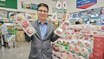 Ông Kwak Byung Il, Giám đốc Marketing phụ trách mảng nông sản quận Uiseong với táo Fuji tại MM Mega Mart An Phú