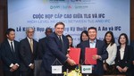Phó Chủ tịch Khu vực Châu Á - Thái Bình Dương của IFC Riccardo Puliti (bên trái) và Ông Trương Sỹ Bá - Chủ tịch Tập đoàn Tân Long ký thỏa thuận hợp t