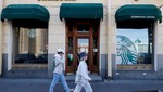 Người dân đi qua một cửa hàng của Starbucks ở Moskva, Nga. Ảnh: AFP