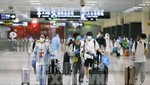 Người dân đeo khẩu trang phòng dịch COVID-19 tại ga tàu hỏa ở Thượng Hải, Trung Quốc, ngày 22/5/2022. Ảnh: THX/ TTXVN