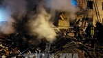 Lính cứu hoả dập lửa toà nhà chung cư bị phá huỷ ở Koshytsa, ngoại ô thủ đô Kiev, trong chiến dịch quân sự của Nga tại Ukraine, ngày 25/2/2022. Ảnh: AFP/TTXVN