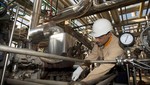 Một nhân viên làm việc tại nhà máy của nhà máy lọc dầu của Repsol YPF ở Cartagena, đông nam Tây Ban Nha. Ảnh: Reuters