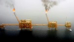 Cơ sở sản xuất dầu mỏ Soroush trên Vịnh Ba Tư, phía Nam Tehran. Ảnh: Reuters