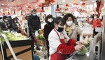 Người dân mua sắm tại một siêu thị ở Trùng Khánh, Trung Quốc. Ảnh: THX/TTXVN
