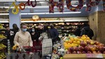 Người dân mua sắm tại một cửa hàng ở New York, Mỹ. Ảnh: THX/TTXVN