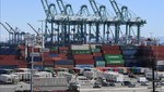 Hàng hóa được xếp tại cảng Long Beach, Los Angeles, California, Mỹ. Ảnh: AFP/TTXVN