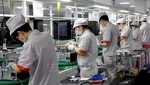 Công nhân làm việc tại một nhà máy lắp ráp thiết bị điện tử ở tỉnh Tứ Xuyên, Trung Quốc. Ảnh: Shutterstock/TTXVN