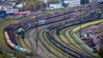 Các toa xe lửa chở hàng hóa ở cảng Murmansk, Nga. Ảnh: Bloomberg