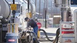 Xe tải chở dầu thô tới nhà máy lọc dầu ở Mỹ. Ảnh: AFP/TTXVN