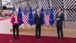 Tổng thống Mỹ Biden (giữa) trong một cuộc gặp với những quan chức hàng đầu EU. Ảnh: BT
