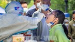 Nhân viên y tế lấy mẫu xét nghiệm COVID-19 cho người dân tại Thành Đô, tỉnh Tứ Xuyên, Trung Quốc. Ảnh: AFP/TTXVN