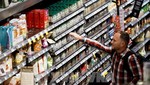 Người dân mua sắm tại một siêu thị ở Washington, DC, Mỹ ngày 28/10/2022. Ảnh: THX/TTXVN 