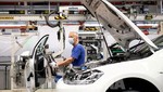 Công nhân làm việc trên dây chuyền lắp ráp xe ô tô của Hãng Volkswagen ở Wolfsburg (Đức). Ảnh: REUTERS/TTXVN