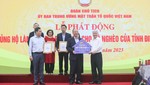 Ông Nguyễn Tất Thắng (đứng giữa, hàng trên), Chủ tịch HĐQT Tập đoàn T&T Group trao tặng ủng hộ 100 ngôi nhà (tương đương với 5 tỷ đồng) hỗ trợ cho hộ nghèo tỉnh Điện Biên.