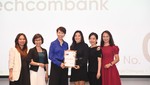 Đại diện Techcombank nhận chứng nhận Top 1 Bảng xếp hạng “Nơi làm việc xuất sắc nhất Việt Nam 2023”