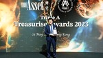 Đại diện Sacombank, ông Lê Quang Vinh - Phó Giám đốc Khối thị trường vốn và ngoại hối nhận giải thưởng “Ngân hàng có hoạt động ngoại hối và thị trường vốn tốt nhất Việt Nam năm 2023” do The Asset bình chọn.