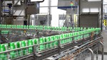 Dây chuyền sản phẩm sữa tươi 100% 180ml (bao bì màu xanh lá) tại siêu Nhà máy Sữa Việt Nam của Vinamilk tại Bình Dương.
