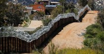 Lầu Năm Góc bị phản đối vì cấp tiền xây tường biên giới