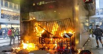 Người biểu tình Hong Kong đốt phá ga tàu 