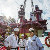 Saudi Arabia tuyên bố sản xuất năng lượng sớm trở lại bình thường, dầu sụt giá mạnh 