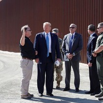 Tổng thống Trump khoe bức tường biên giới “không thể vượt qua”