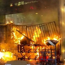 Thế giới 24h: Hậu rút dự luật dẫn độ, người biểu tình Hong Kong tiếp tục xuống đường, đốt phá