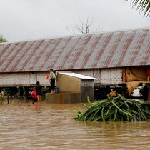 Hàng trăm căn nhà bị ngập do mưa lũ 