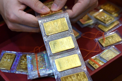 Ngân hàng thương mại bán vàng: Mất bao lâu để kéo giá vàng trong nước và thế giới “xích lại” gần nhau?