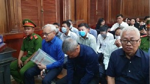 Ông Trần Phương Bình (bìa phải) và "đại gia" Phùng Ngọc Khánh (bìa trái) trong phiên tòa xử vụ án DAB giai đoạn trước - Ảnh: Huyền Châm
