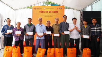 Cha liệt sĩ xúc động khi nhận quà từ chương trình “Vững tin Việt Nam” của Tập đoàn T&T Group