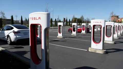 Tesla chính thức thực hiện điều "ngược đời" trong ngành xe điện: Chi hàng tỷ USD xây trạm sạc cho các đối thủ dùng chung