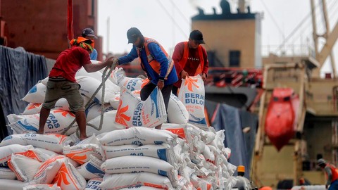 Công nhân đang dỡ gạo nhập khẩu mới đến từ Thái Lan tại cảng Tanjung Priok ở Jakarta.