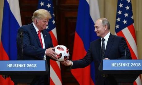 Putin trao quả bóng của World Cup 2018 cho Trump trong buổi họp báo ở Helsinki, Phần Lan, ngày 16/7. Ảnh: AFP.