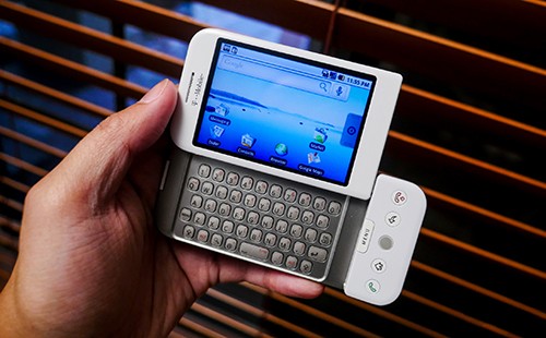 HTC G1 - smartphone chạy Android đầu tiên được thương mại hóa.