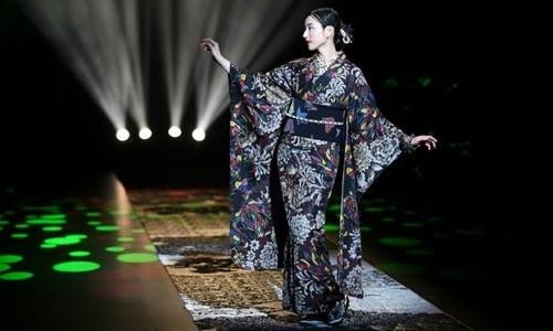 Người mẫu mặc thiết kế kimono của Jatoro Saito tại Tuần lễ thời trang Tokyo 2018. Ảnh: AFP.